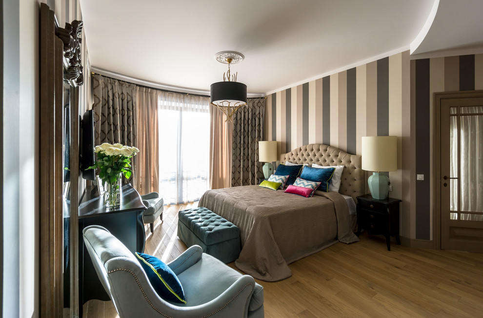 Idee per una camera da letto chic con pavimento in legno massello medio, pavimento marrone e pareti beige