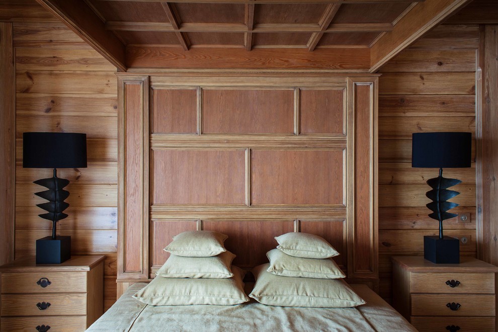 Imagen de dormitorio principal rural con paredes marrones