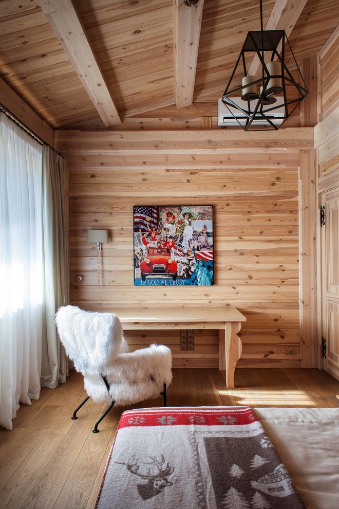 Idee per un'In mansarda camera matrimoniale stile rurale con pareti marroni e pavimento in legno massello medio