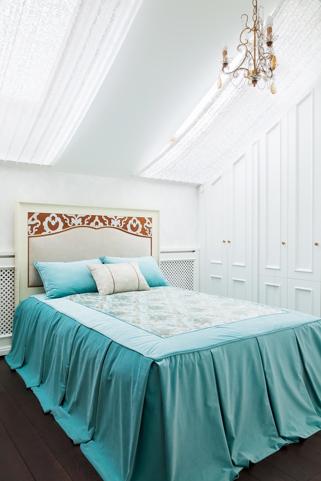 Идея дизайна: гостевая спальня (комната для гостей) в стиле неоклассика (современная классика) с белыми стенами, темным паркетным полом и коричневым полом