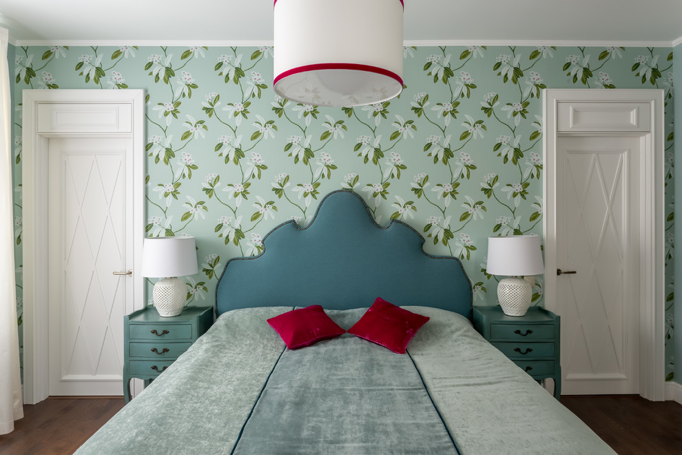 Cette image montre une chambre parentale traditionnelle avec un mur vert et parquet foncé.