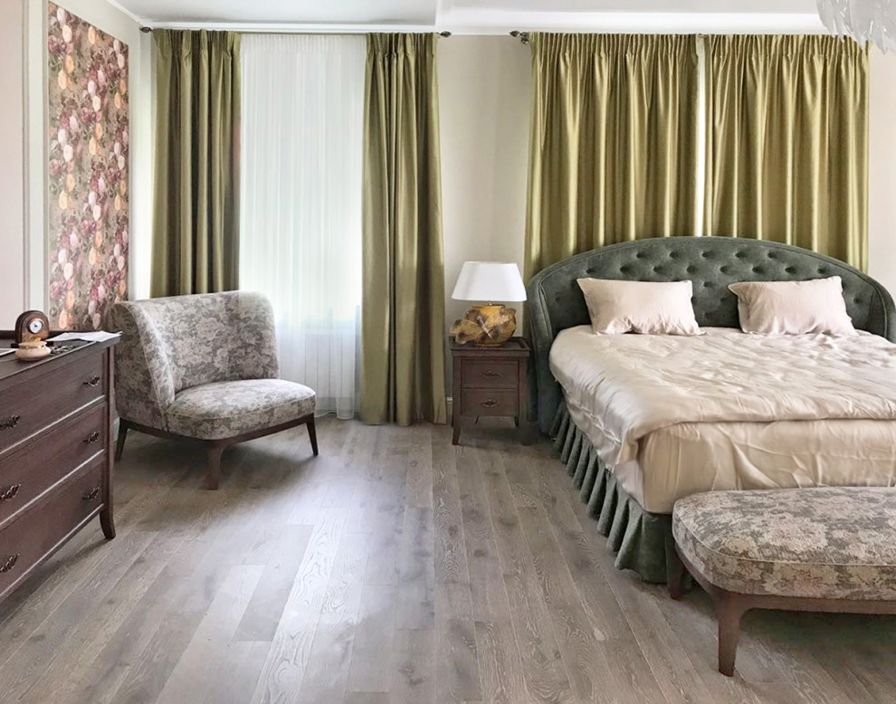 Foto di una grande camera matrimoniale classica con pareti beige, pavimento in legno massello medio e pavimento marrone