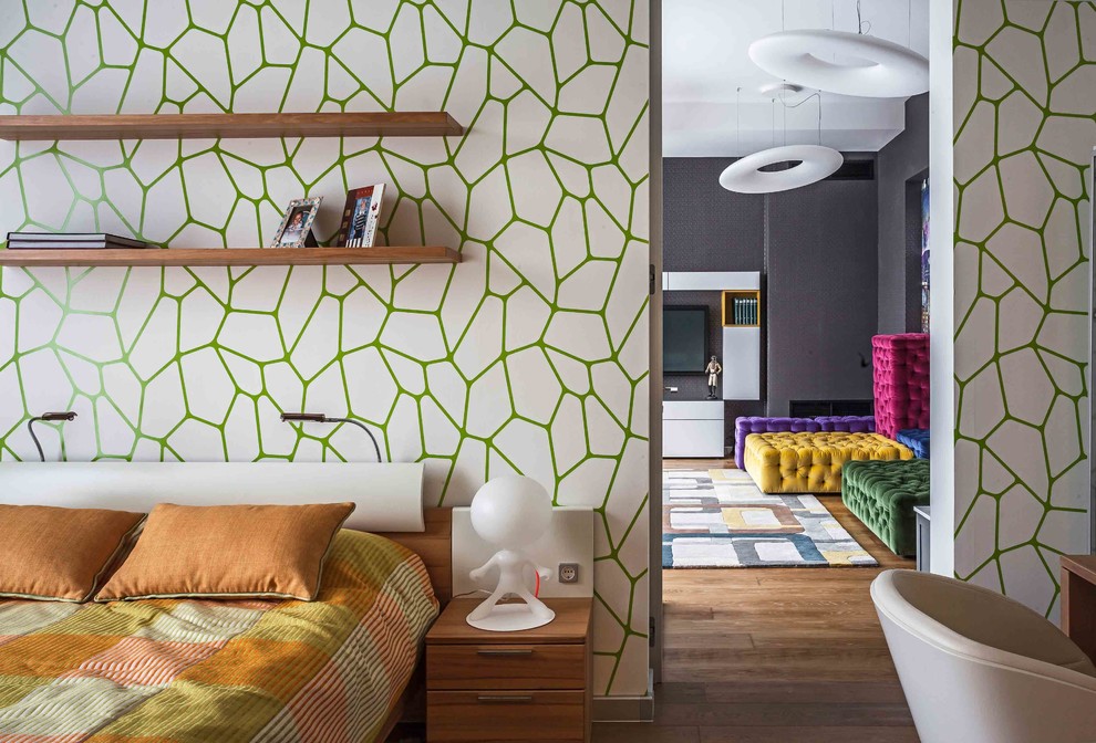 Inspiration pour une chambre parentale design de taille moyenne avec un mur blanc et un sol en bois brun.