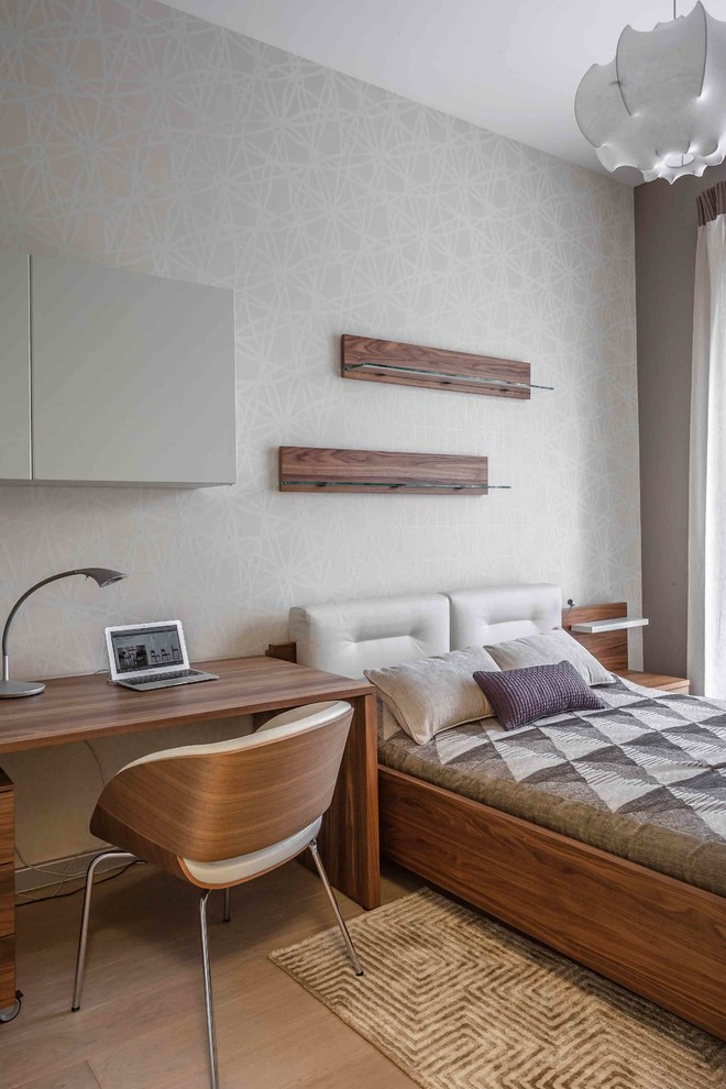 На фото: хозяйская спальня среднего размера в современном стиле с серыми стенами и паркетным полом среднего тона