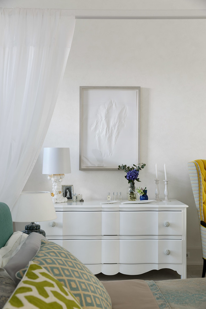 Пример оригинального дизайна: спальня в стиле неоклассика (современная классика) с белыми стенами