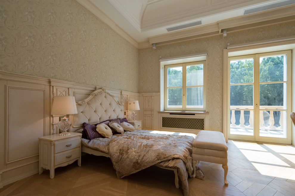 Стильный дизайн: огромная гостевая спальня (комната для гостей) в классическом стиле с бежевыми стенами, паркетным полом среднего тона и бежевым полом - последний тренд