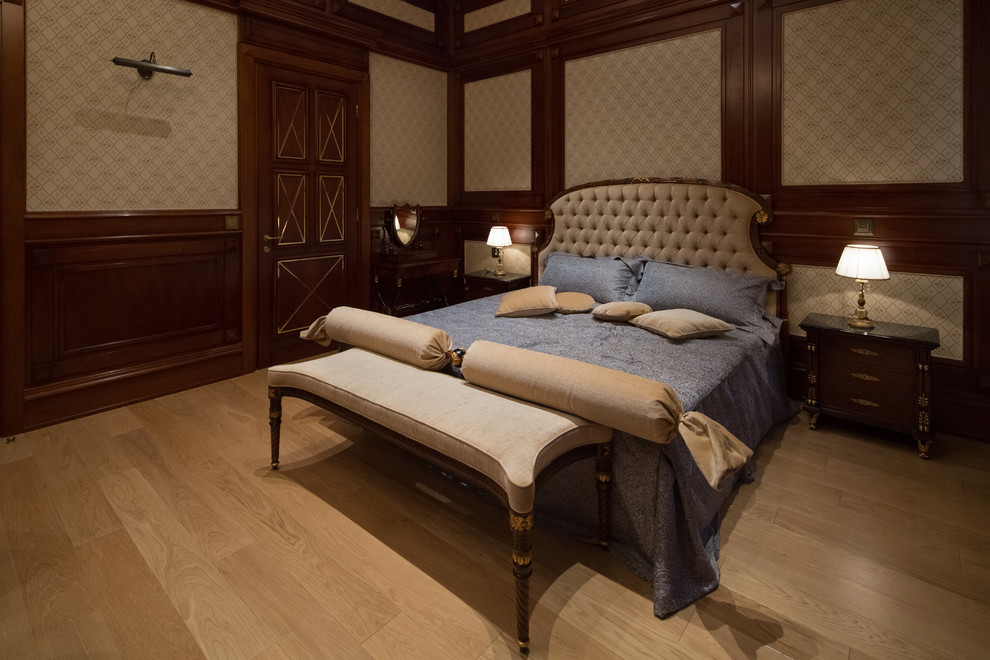 Стильный дизайн: огромная гостевая спальня (комната для гостей) в классическом стиле с бежевыми стенами, паркетным полом среднего тона и бежевым полом - последний тренд