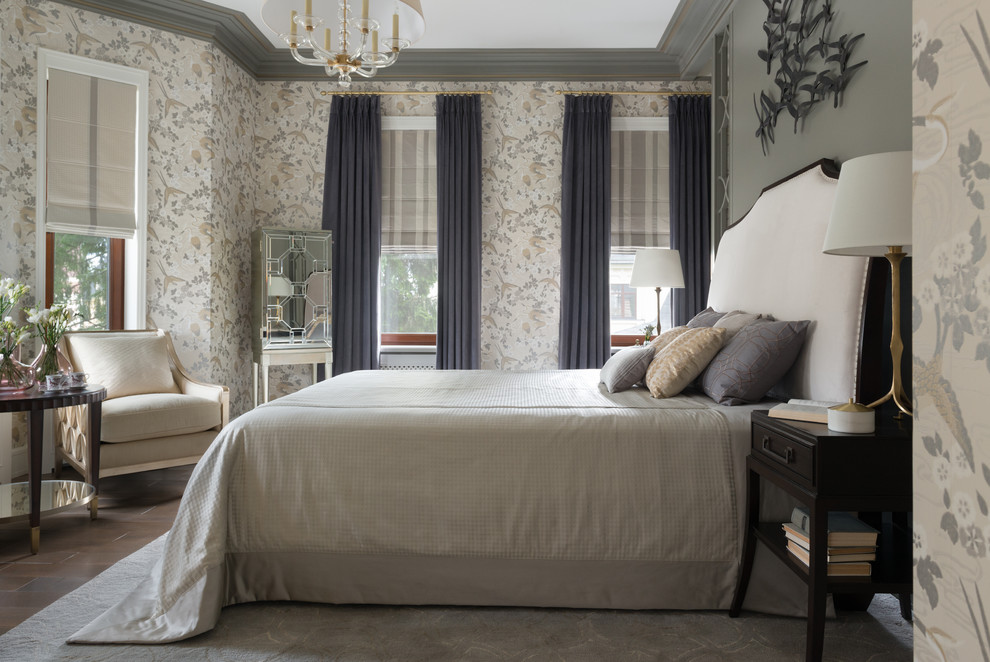 Идея дизайна: спальня в классическом стиле с серыми стенами, коричневым полом и акцентной стеной