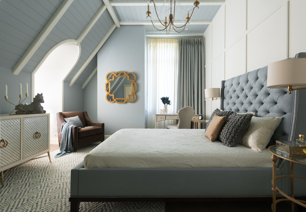 Стильный дизайн: хозяйская спальня в стиле неоклассика (современная классика) с серыми стенами и ковровым покрытием - последний тренд