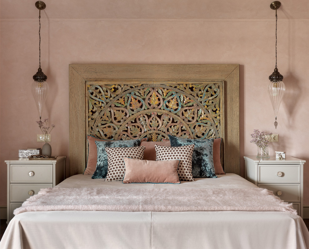 Стильный дизайн: хозяйская спальня в средиземноморском стиле с розовыми стенами без камина - последний тренд