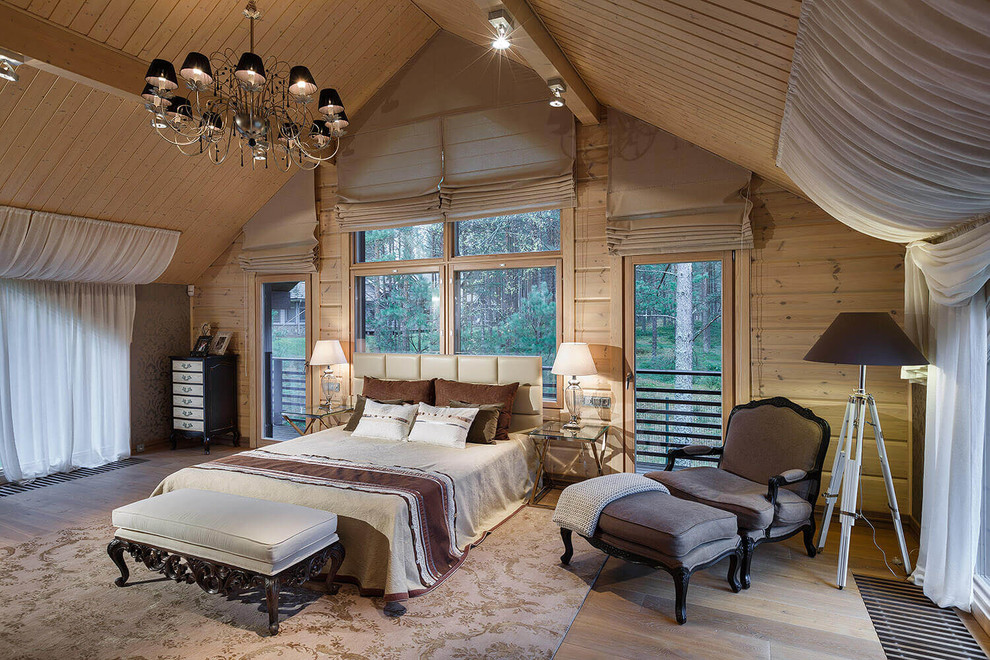 На фото: спальня на мансарде в стиле рустика с бежевыми стенами и светлым паркетным полом с