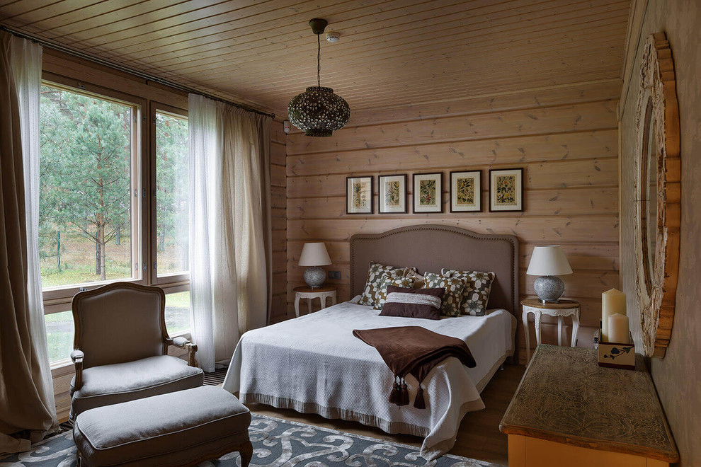 Immagine di una camera da letto classica con pareti beige e parquet chiaro