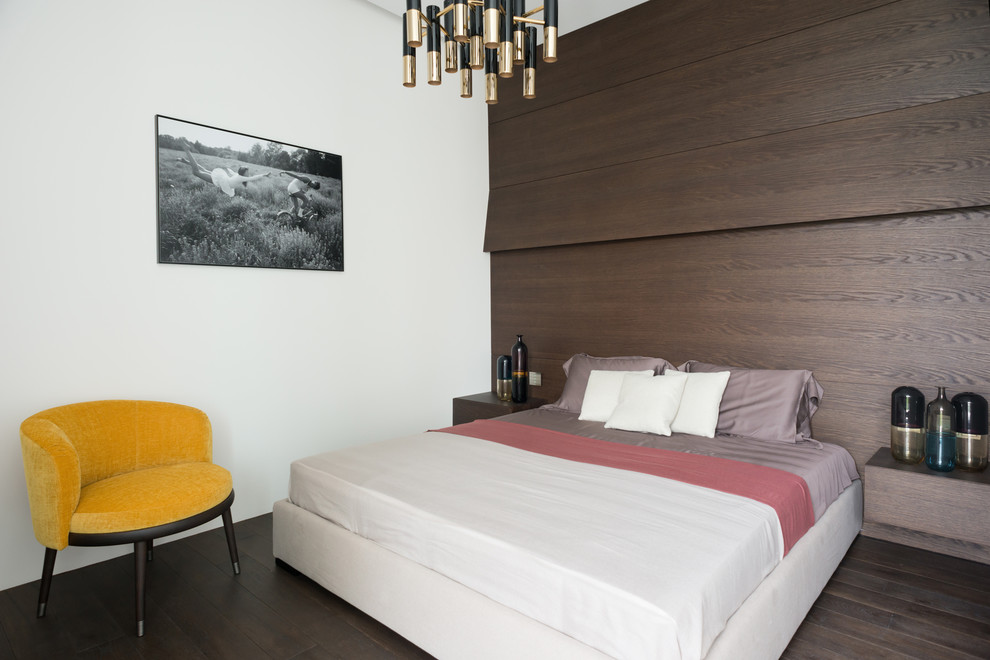 Свежая идея для дизайна: гостевая спальня среднего размера, (комната для гостей) в современном стиле с белыми стенами, темным паркетным полом и кроватью в нише - отличное фото интерьера