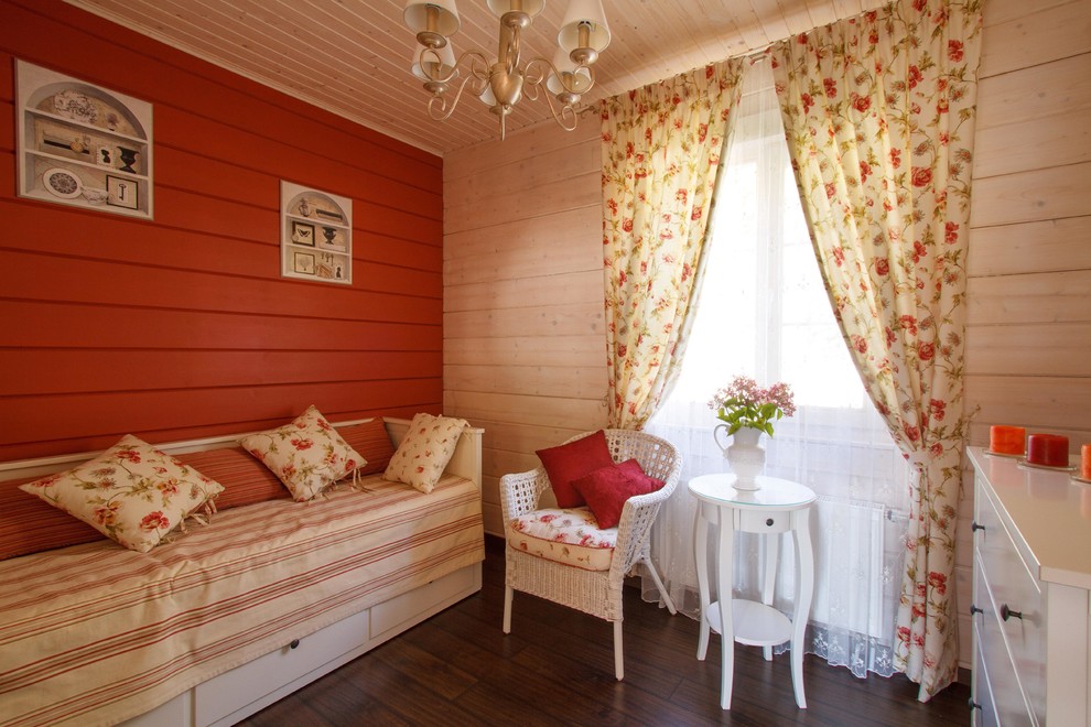 На фото: гостевая спальня (комната для гостей) в стиле кантри с