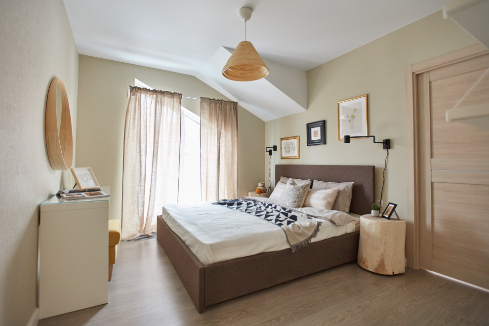 Exempel på ett modernt sovrum, med beige väggar, mellanmörkt trägolv och brunt golv