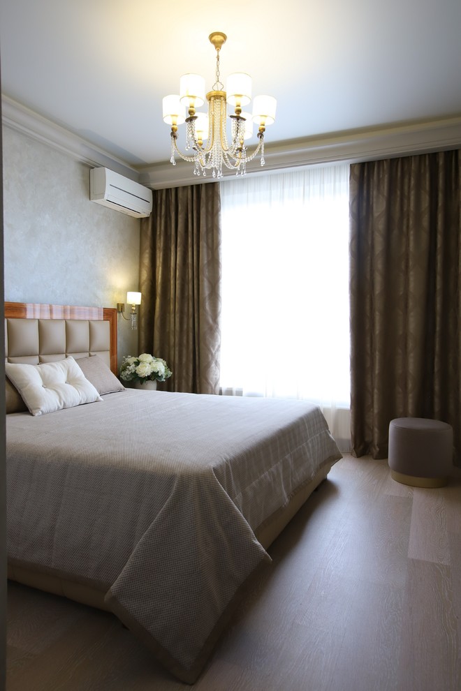 Imagen de dormitorio principal actual pequeño sin chimenea con paredes grises, suelo de corcho y suelo beige