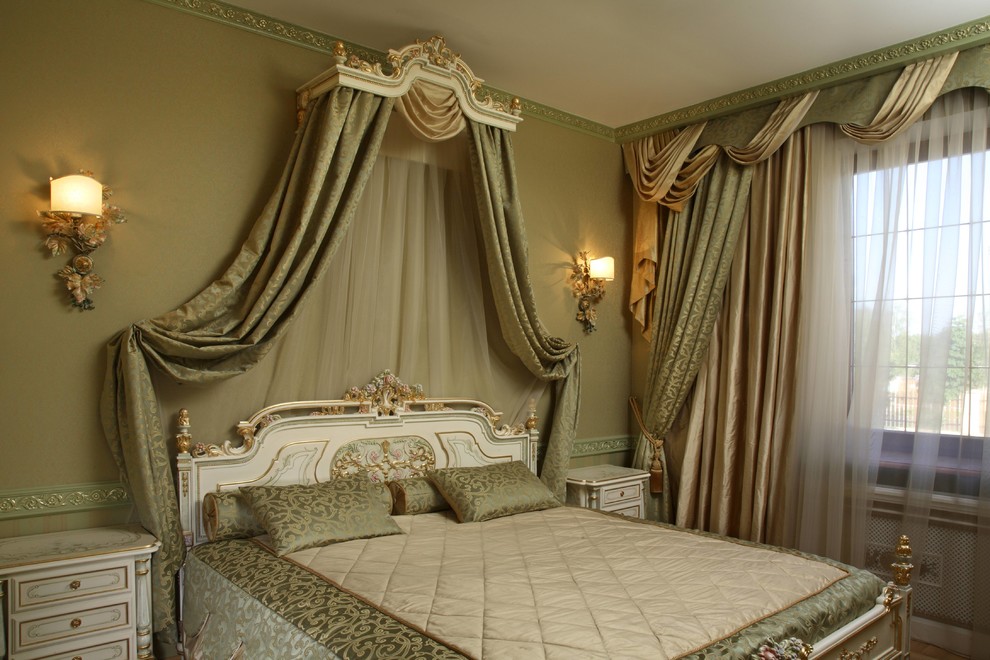 Idee per una piccola camera degli ospiti classica con pareti verdi e pavimento in legno massello medio