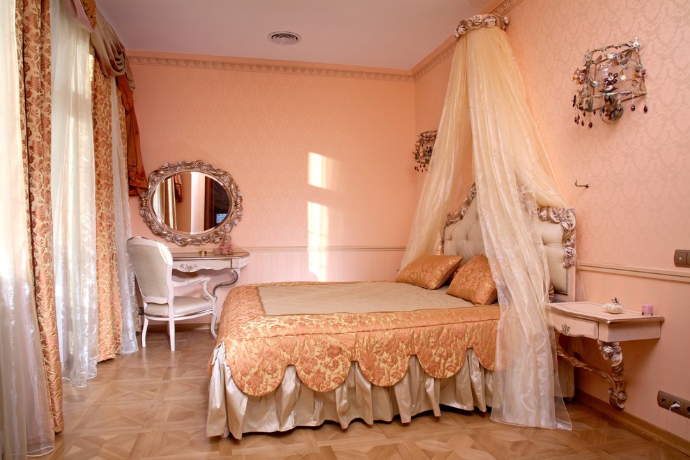 Kleines Klassisches Schlafzimmer mit rosa Wandfarbe und braunem Holzboden in Moskau