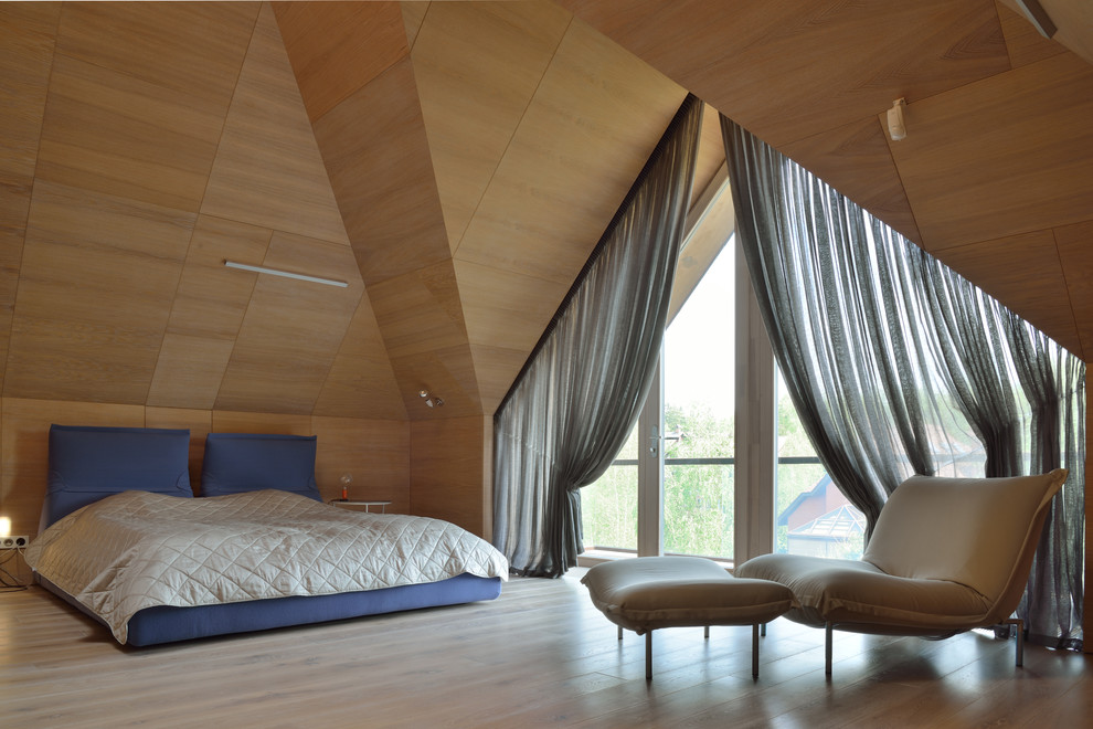 Источник вдохновения для домашнего уюта: хозяйская спальня среднего размера в современном стиле с паркетным полом среднего тона и коричневыми стенами