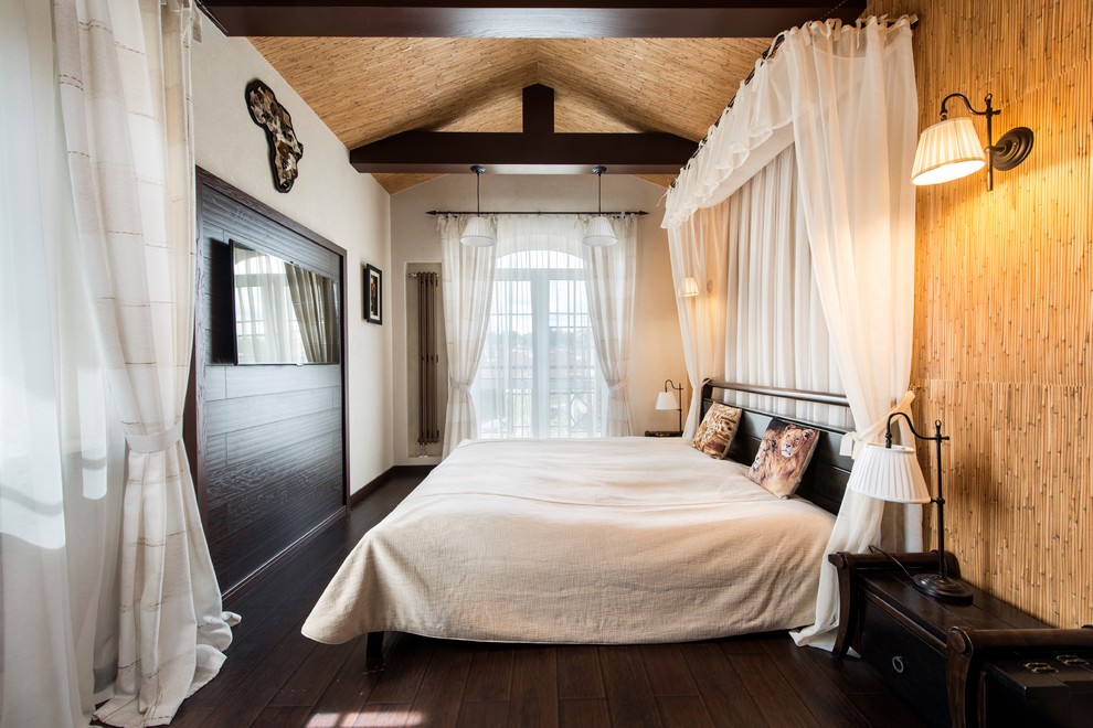 Example of a transitional bedroom design in Moscow