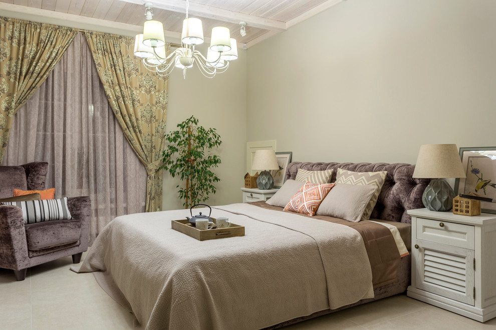 Идея дизайна: гостевая спальня среднего размера, (комната для гостей) в современном стиле с бежевыми стенами, полом из керамогранита и бежевым полом