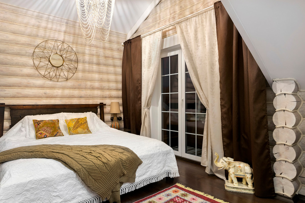 Пример оригинального дизайна: хозяйская спальня среднего размера в стиле кантри с бежевыми стенами, темным паркетным полом и коричневым полом