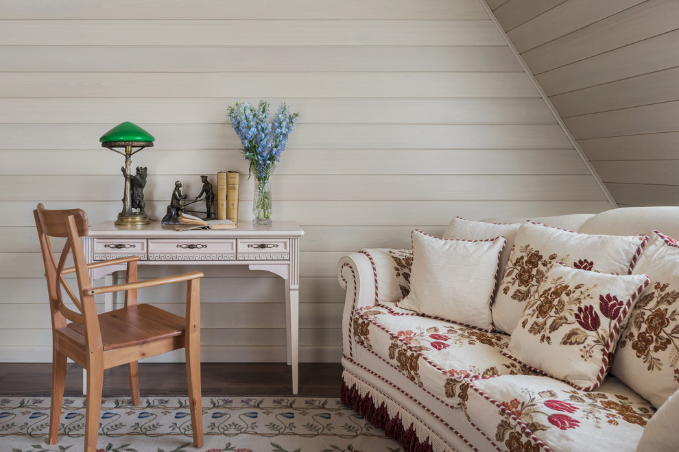 Aménagement d'une grande chambre d'amis classique avec un mur beige, un sol en carrelage de porcelaine, un sol marron, un plafond en lambris de bois et du lambris de bois.
