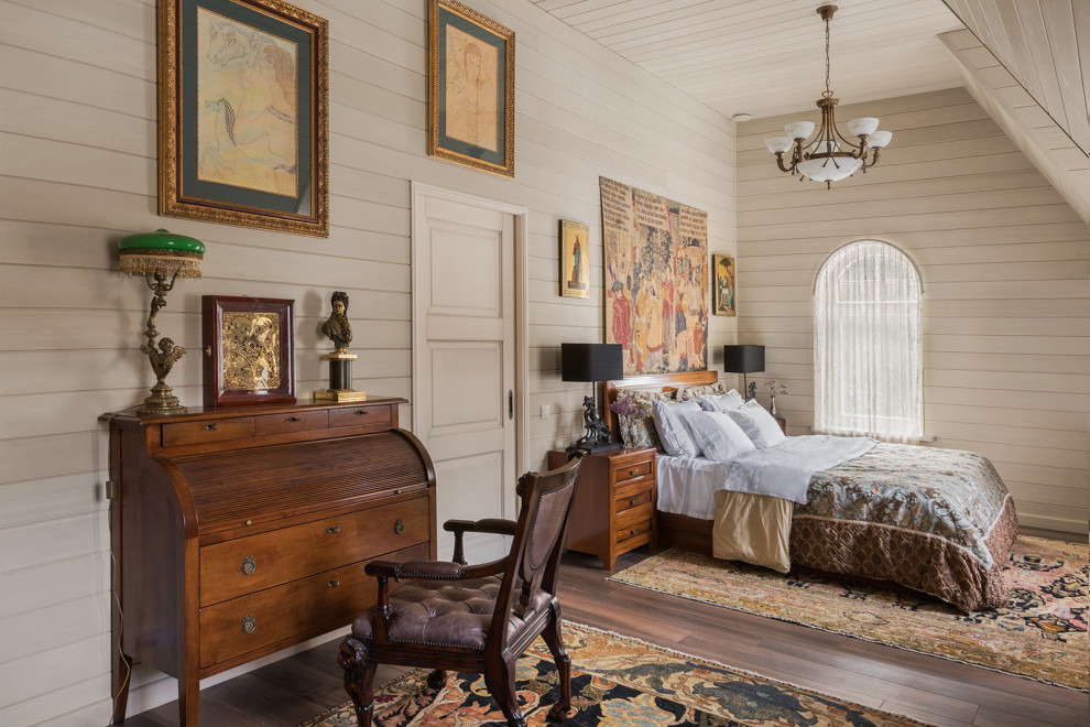 Imagen de dormitorio principal tradicional grande con paredes beige, suelo de baldosas de porcelana, suelo marrón, machihembrado y machihembrado