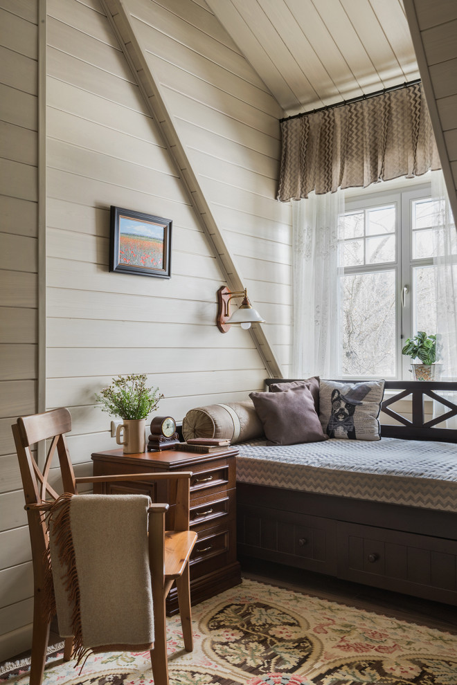 Diseño de habitación de invitados tradicional pequeña con paredes beige, suelo de baldosas de porcelana, suelo marrón, machihembrado y machihembrado