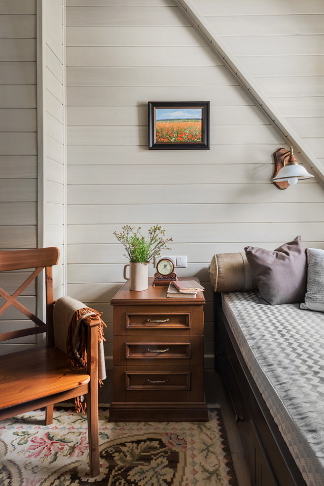 Idées déco pour une petite chambre d'amis classique avec un mur beige, un sol en carrelage de porcelaine, un sol marron, un plafond en lambris de bois et du lambris de bois.