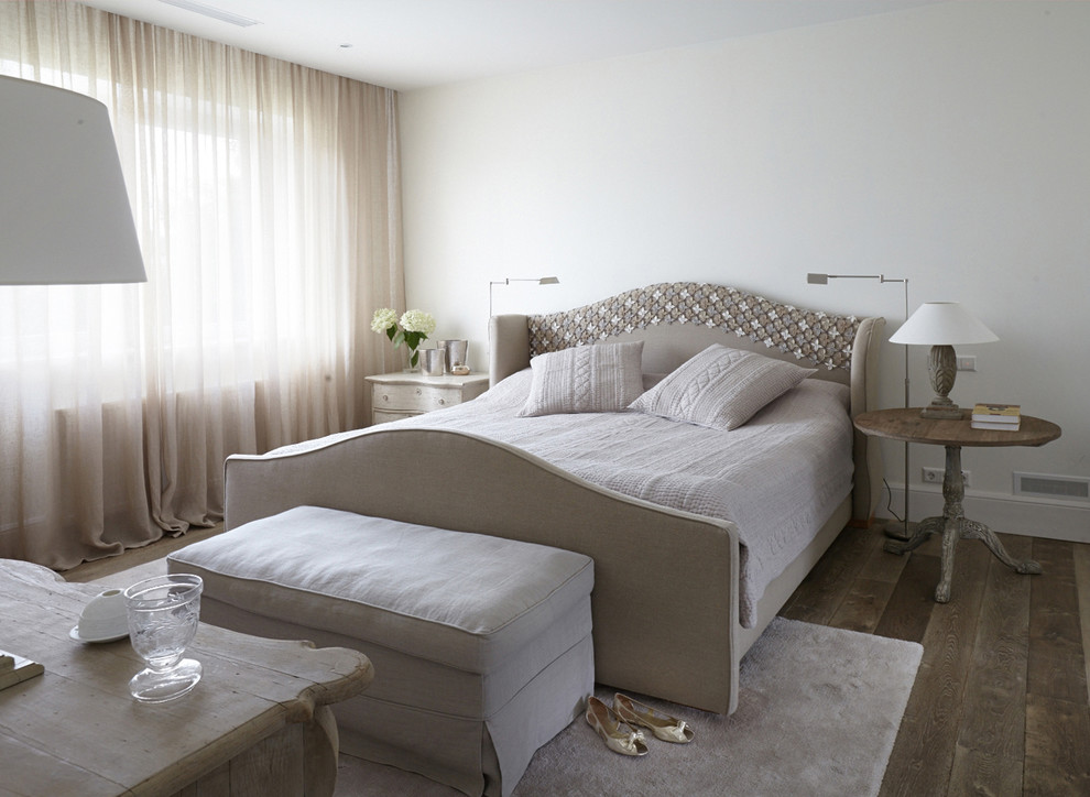 Пример оригинального дизайна: спальня среднего размера в современном стиле с белыми стенами и паркетным полом среднего тона без камина