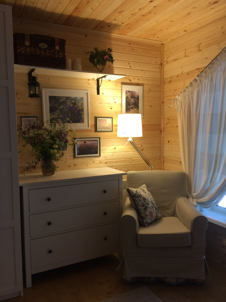 Идея дизайна: маленькая хозяйская спальня с деревянным полом для на участке и в саду