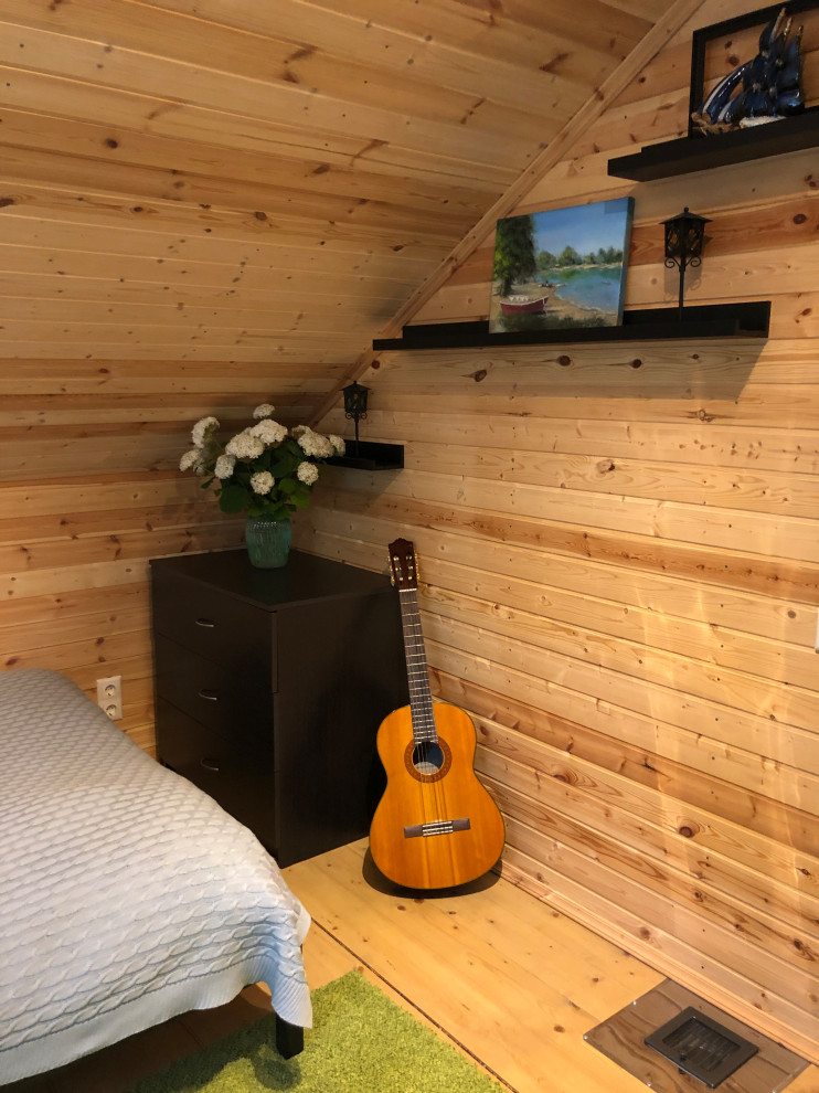 Пример оригинального дизайна: маленькая хозяйская спальня с деревянным полом для на участке и в саду