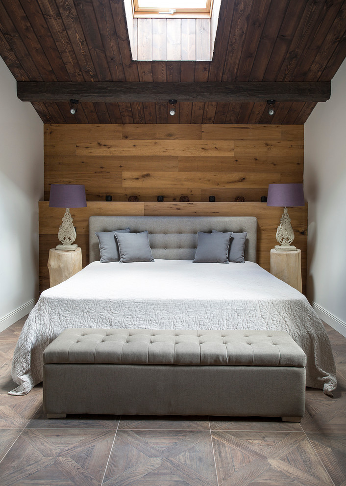 Идея дизайна: хозяйская спальня среднего размера на мансарде в стиле фьюжн с белыми стенами и полом из керамогранита