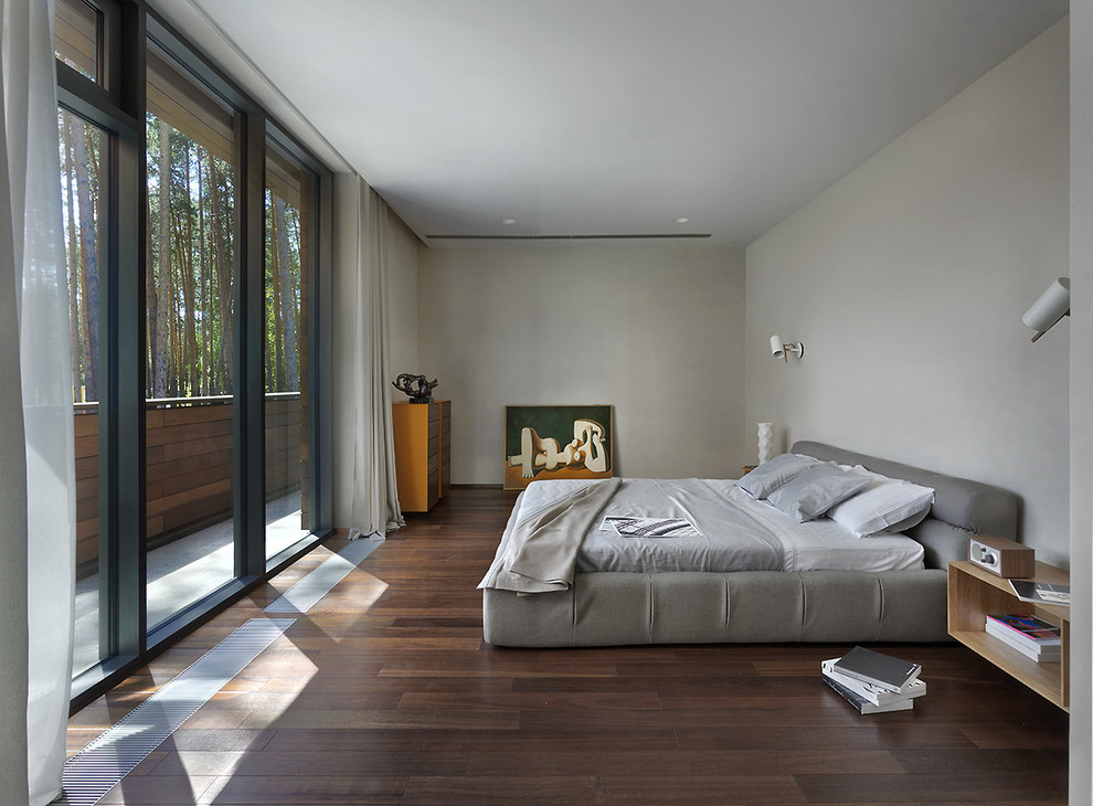 Diseño de dormitorio principal contemporáneo con suelo de madera oscura y paredes grises