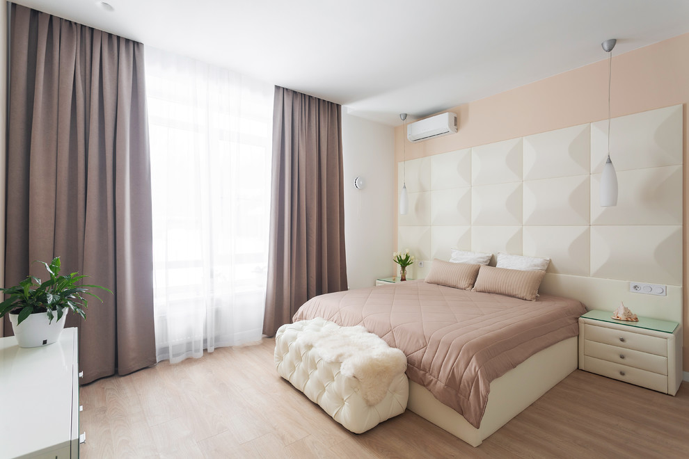 Ejemplo de dormitorio actual sin chimenea con paredes rosas, suelo de madera en tonos medios y suelo marrón
