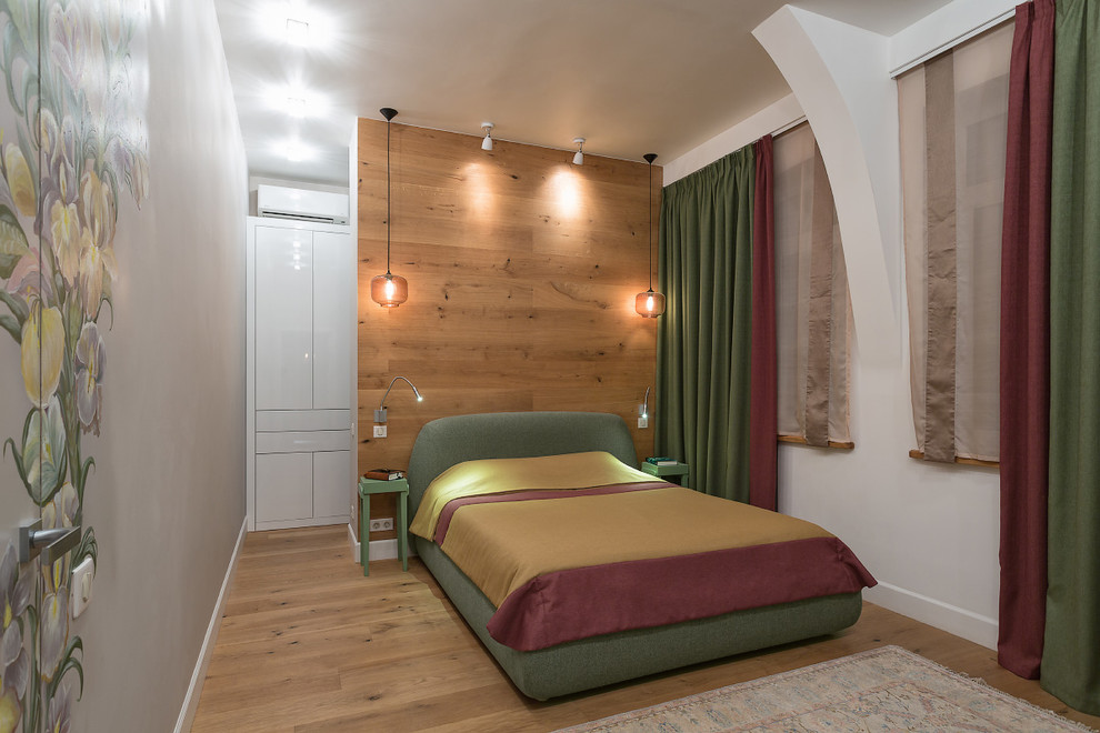 Пример оригинального дизайна: гостевая спальня среднего размера, (комната для гостей) в современном стиле с разноцветными стенами, светлым паркетным полом и акцентной стеной