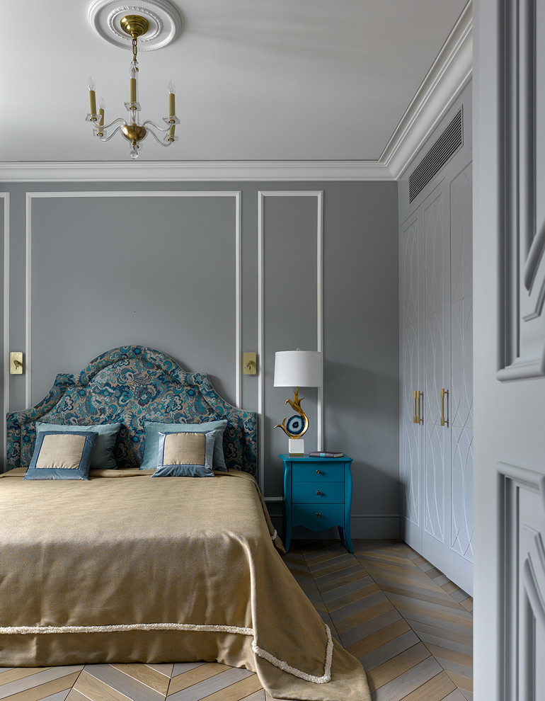 Ispirazione per una camera matrimoniale classica con pareti grigie, pavimento in legno massello medio e pavimento multicolore
