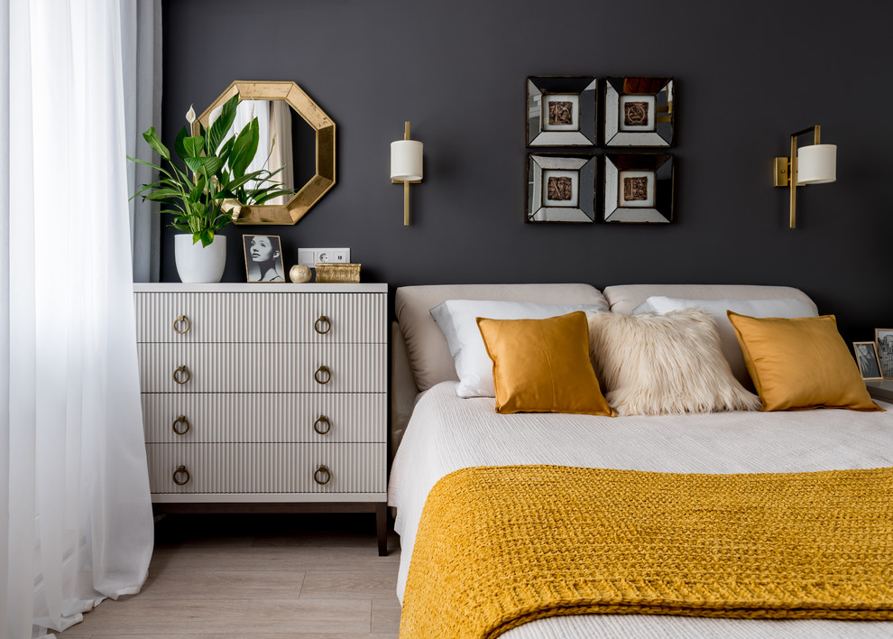 Inspiration pour une chambre parentale traditionnelle de taille moyenne avec un mur noir, un sol en bois brun et un sol beige.