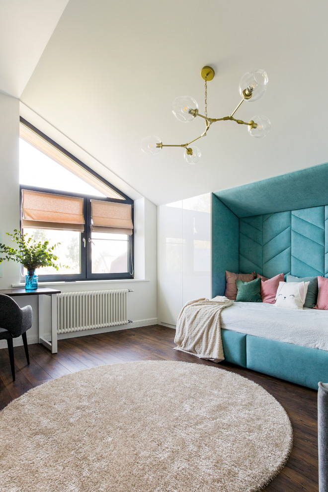 Foto di una grande camera da letto design con pareti bianche, parquet scuro e pavimento marrone