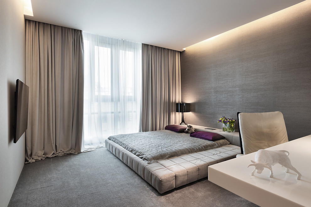 Свежая идея для дизайна: хозяйская спальня в современном стиле с бежевыми стенами и ковровым покрытием - отличное фото интерьера
