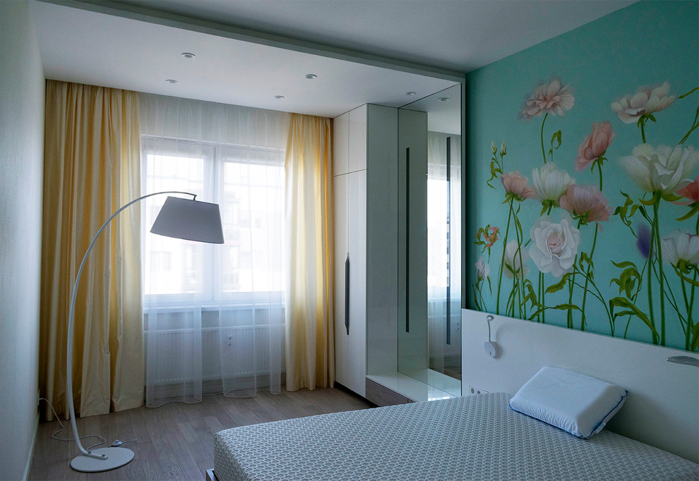 Foto de dormitorio principal contemporáneo de tamaño medio con paredes blancas, suelo de madera en tonos medios y suelo beige