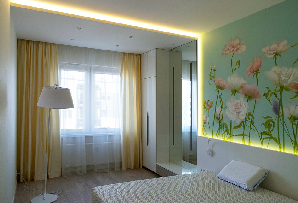 Immagine di una camera matrimoniale minimal di medie dimensioni con pareti bianche, pavimento in legno massello medio e pavimento beige