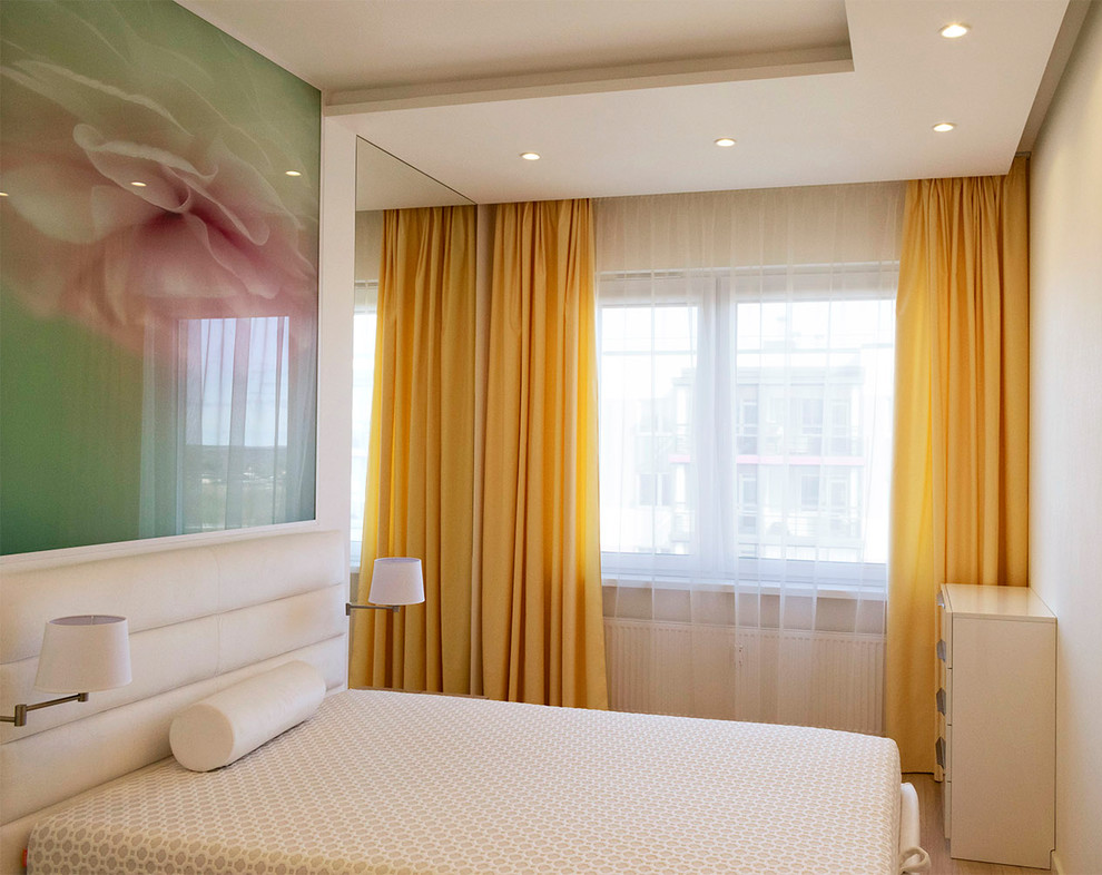 Стильный дизайн: хозяйская спальня среднего размера в современном стиле с белыми стенами, паркетным полом среднего тона и бежевым полом - последний тренд