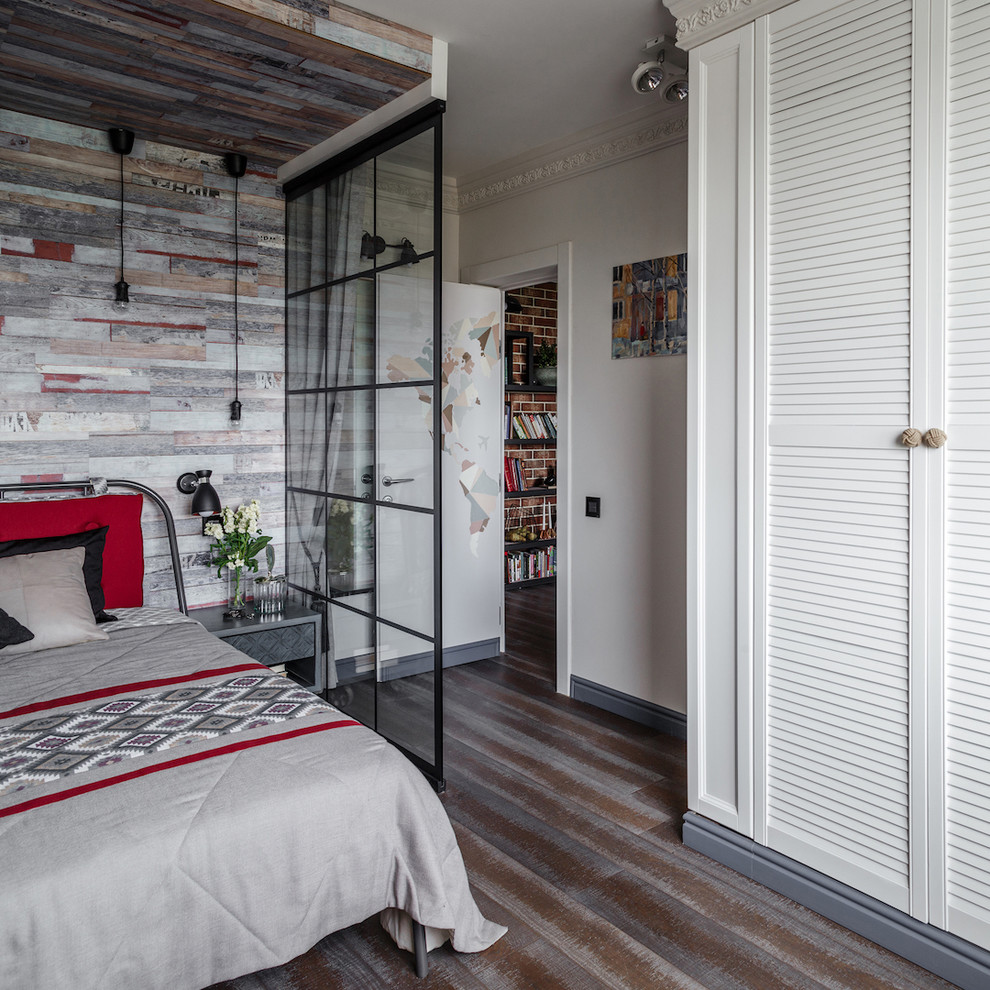 На фото: маленькая хозяйская спальня в стиле фьюжн с серыми стенами, паркетным полом среднего тона и разноцветным полом для на участке и в саду с