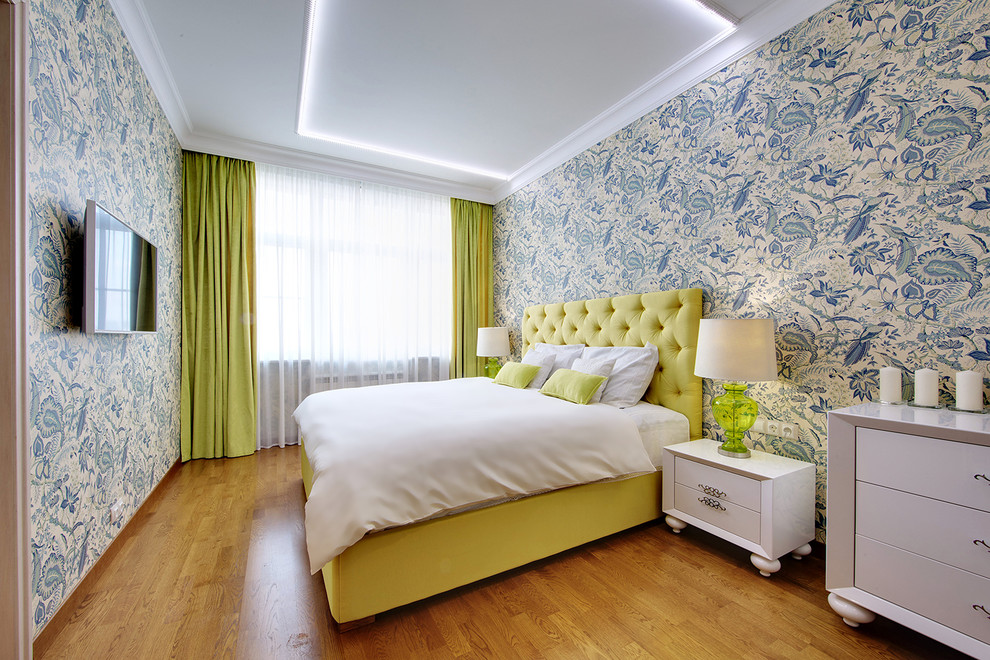 Eklektisches Hauptschlafzimmer mit blauer Wandfarbe und braunem Holzboden in Moskau