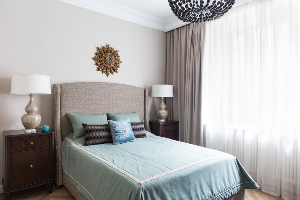 Foto de dormitorio principal clásico renovado con paredes grises, suelo de madera en tonos medios y suelo marrón