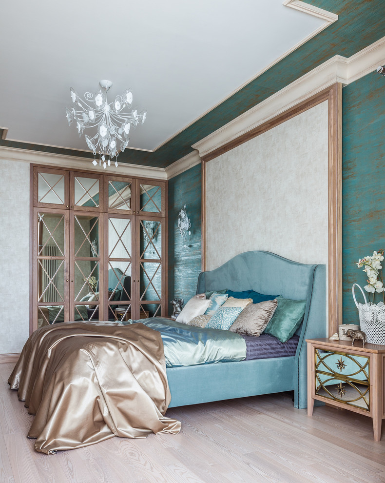 Esempio di una camera matrimoniale chic con pareti blu, parquet chiaro e pavimento beige