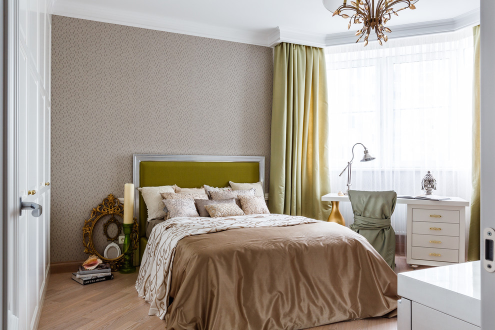 Diseño de dormitorio tradicional renovado con paredes beige, suelo de madera clara y suelo beige