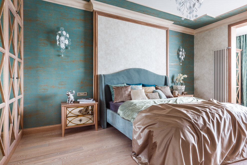 他の地域にあるトランジショナルスタイルのおしゃれな主寝室 (青い壁、淡色無垢フローリング、ベージュの床)